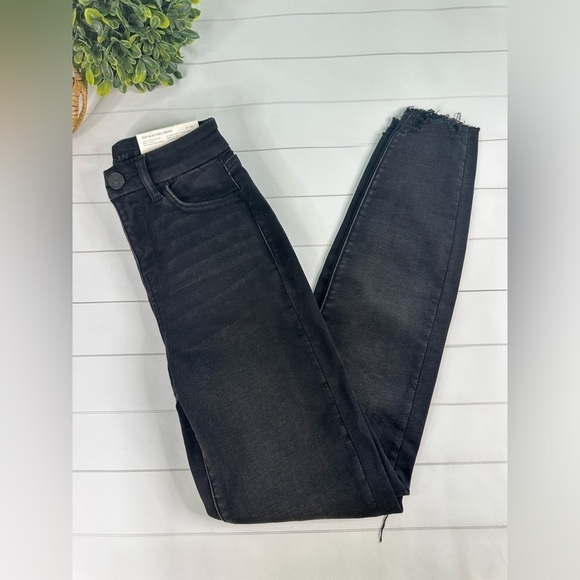 American Eagle Curvy Hi-Rise Next Level Stretch Distressed Black Jegging - Picture 6 of 16